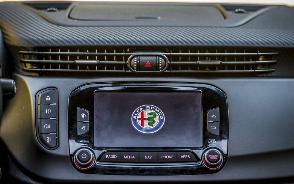 ΠΛΑΙΣΙΟ ΠΡΟΣΘΗΚΗ ΠΡΟΣΟΨΗ ice 1 & 2 DIN για οθόνη ή R/CD Alfa Romeo Giulietta 2DIN ’10 Ασημί 53.248/SL